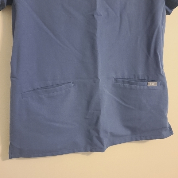 FIGS Tech Collection | Women's Blue V-neck Three Pocket Scrubs Top (Size Small) - Picture 5 of 12
